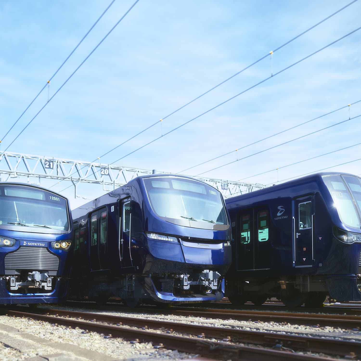 青空の下に並ぶ相鉄線の車両3編成、イメージ