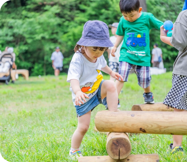 地形を活用したダイナミックな 遊びや自然を題材にした ワークショップなど盛り沢山！